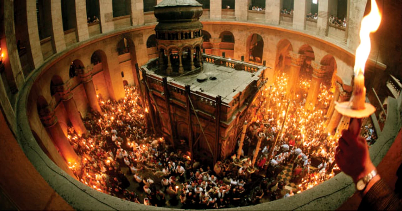 
    Lumina Sfântă s-a aprins la Ierusalimfoto: crestinortodox.ro  