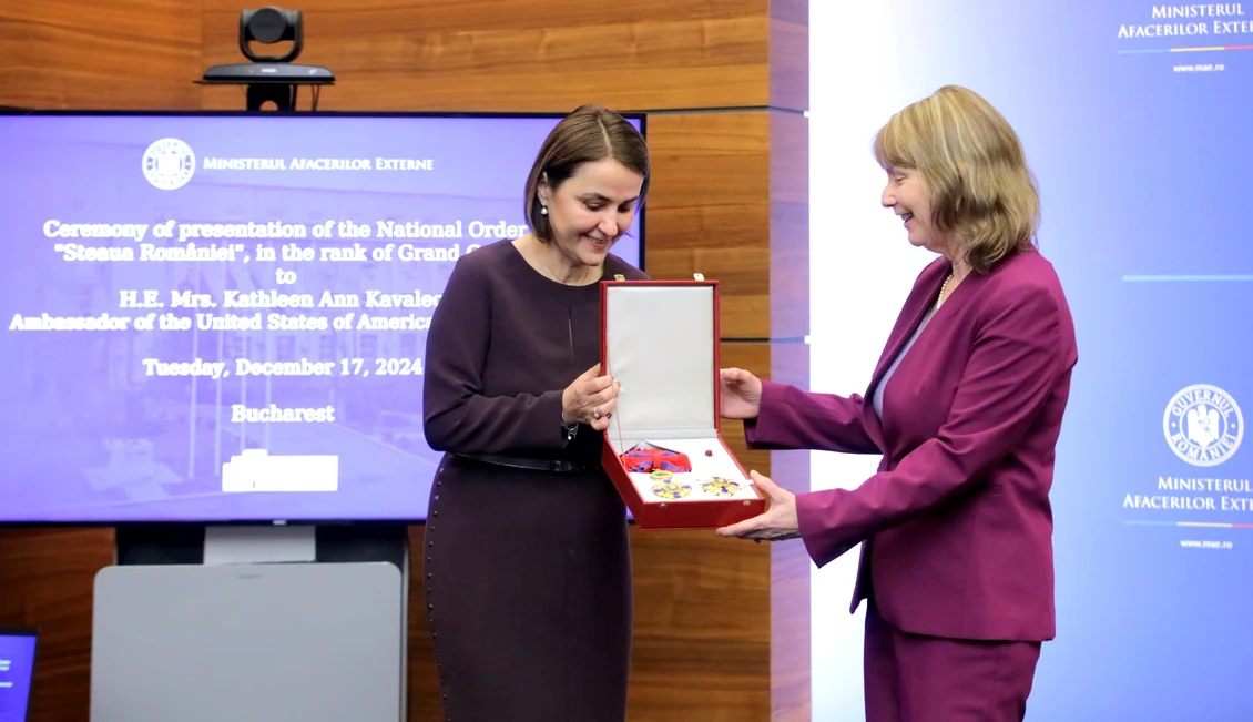 Luminița Odobescu i-a oferit ambasadorului SUA ordinul conferit de președintele Iohannis 