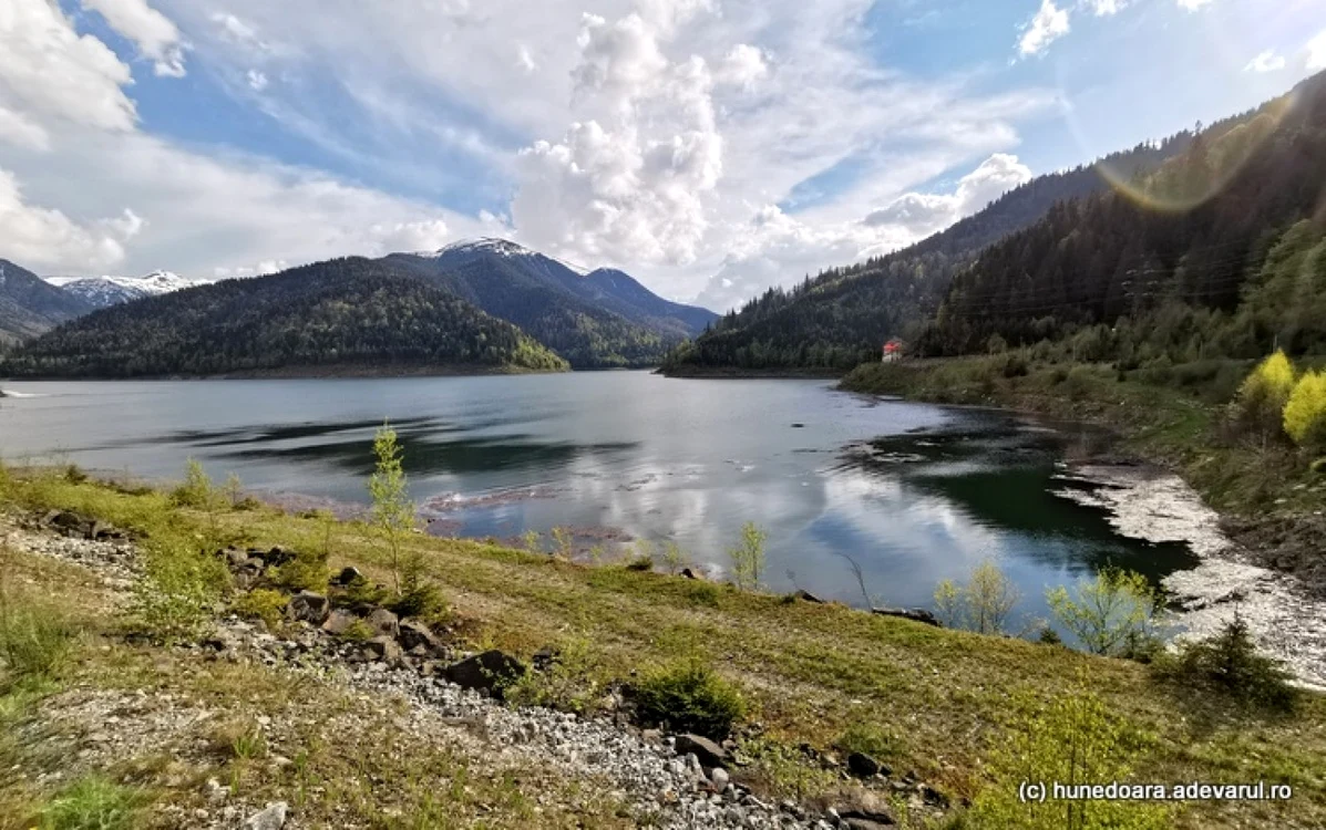 lacul gura apelor si barajul sau din retezat foto daniel guta adevarul