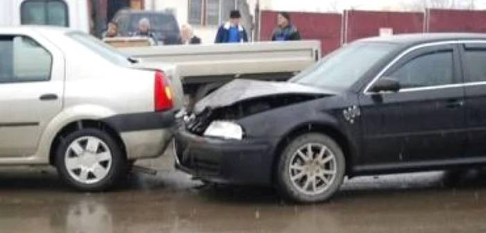 Şoferul vitezoman a lovit un autoturism care era oprit la un semafor Foto: arhivă Adevărul