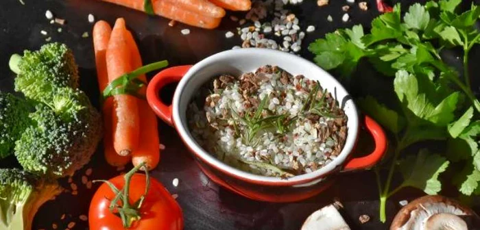 Dieta vegană constă în principal din: legume şi cereale integrale, seminţe şi nuci, fructe şi legume.