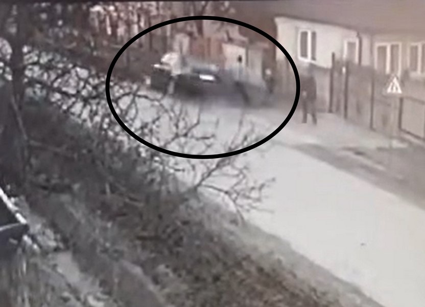 Imagini şocante cu un bărbat care şi-a lovit intenţionat vecinul cu maşina. Victima era cu copilul la plimbare VIDEO
