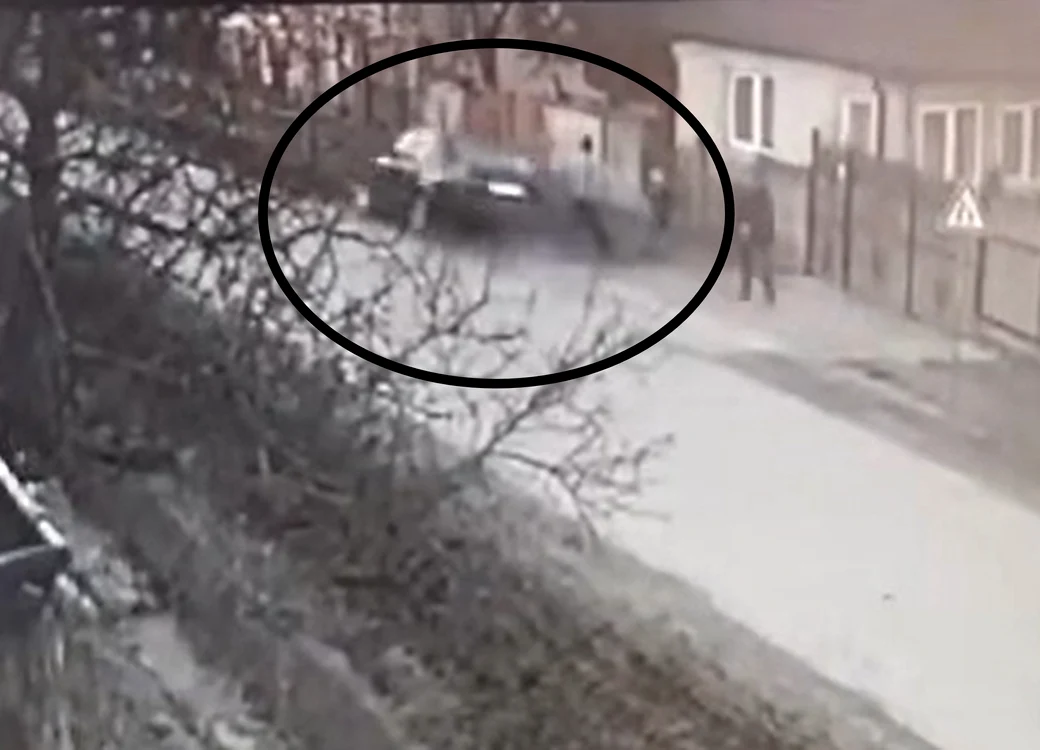 Victima este aruncată în aer şi cade în şanţul de lângă drum. Foto: captură video