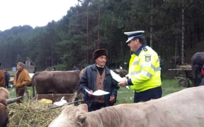 Poliţiştii de la circulaţie fac educaţie rutieră cu căruţaşii