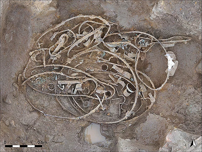 Roțile de fier îndoite, în timpul săpăturilor (© Universitatea Durham) 