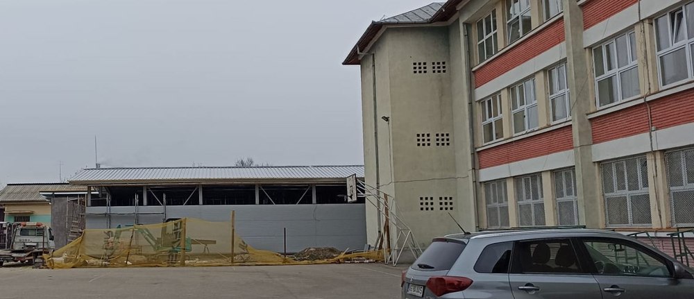 Cum fac praf birocrația și superficialitatea un proiect esențial pentru sute de elevi. Coșmarul construirii unei săli de sport în Pitești
