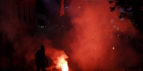 Poliţia foloseşte gaze lacrimogene pentru a împrăştia mulţimea