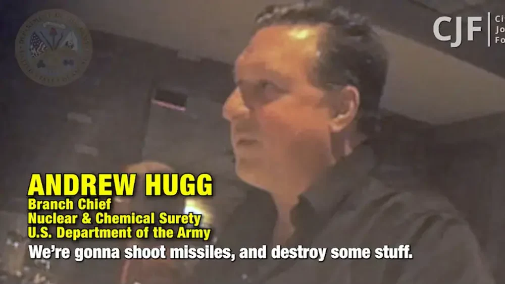 Savant responsabil cu siguranța nucleară în armata SUA, filmat în timp ce divulgă informații sensibile unei persoane necunoscute