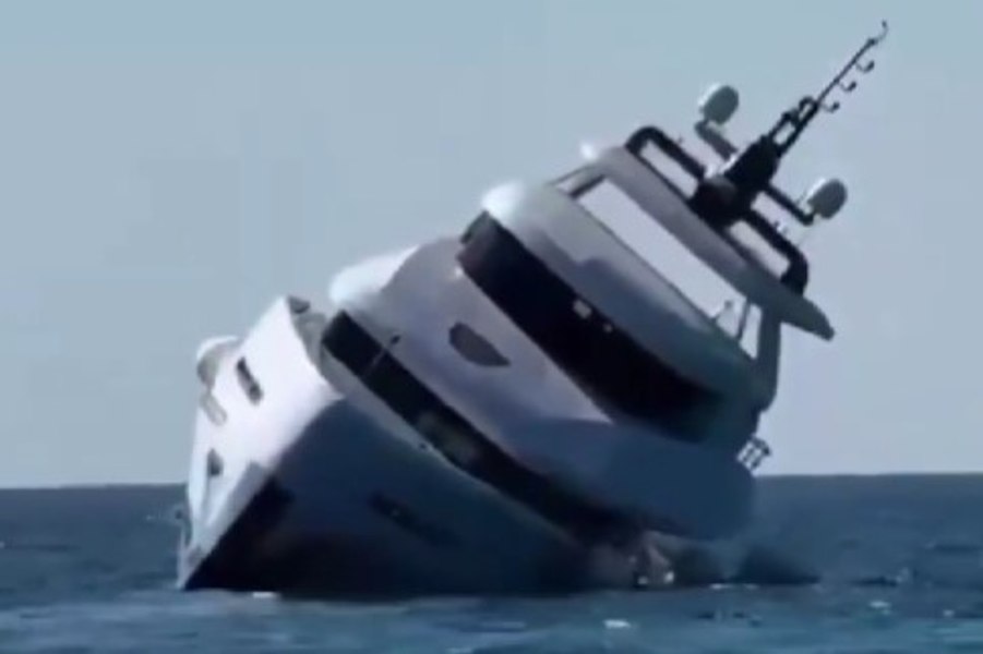 Momentul în care un iaht de aproape 1 milion de dolari se scufundă la doar 15 minute după lansare