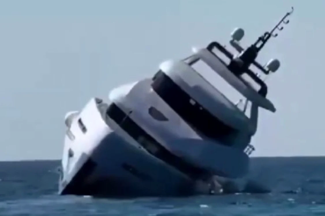 Momentul în care un iaht se scufundă  în largul coastelor Turciei  FOTO: Captură video