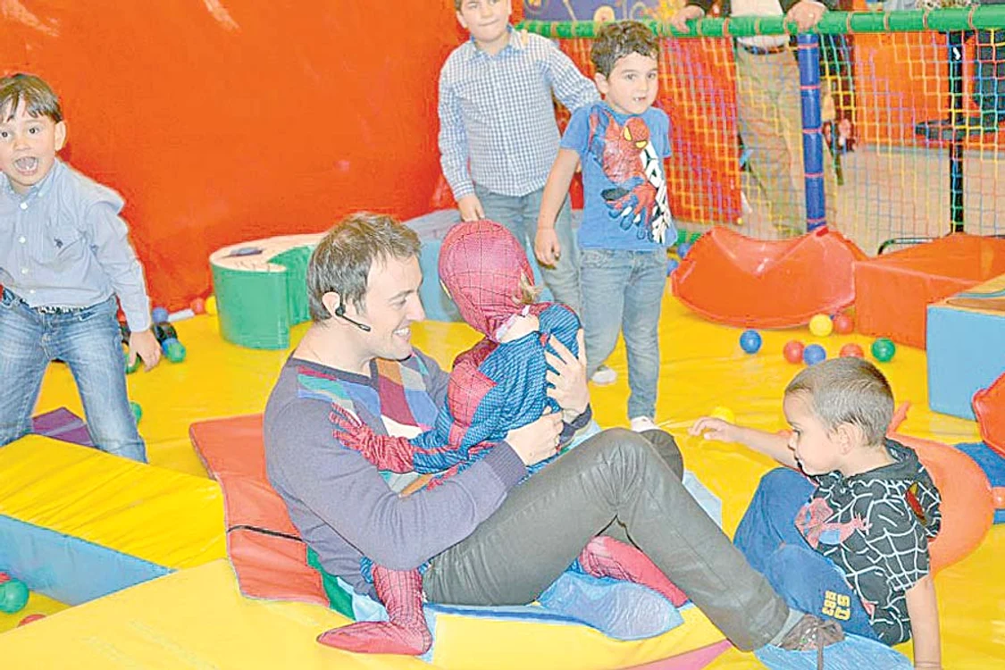 Artistul şi băiatul lui, Davin, s-au jucat de-a „Omul-Păianjen” (FOTOGRAFII: ARHIVA PERSONALĂ)