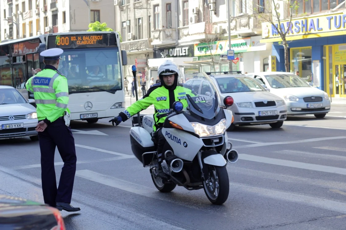 Poliţiştii au intervenit în peste 4.600 de venimente şi au amendat este 3.500 de şoferi în primele două zile ale minivacanţei de 1 decembrie