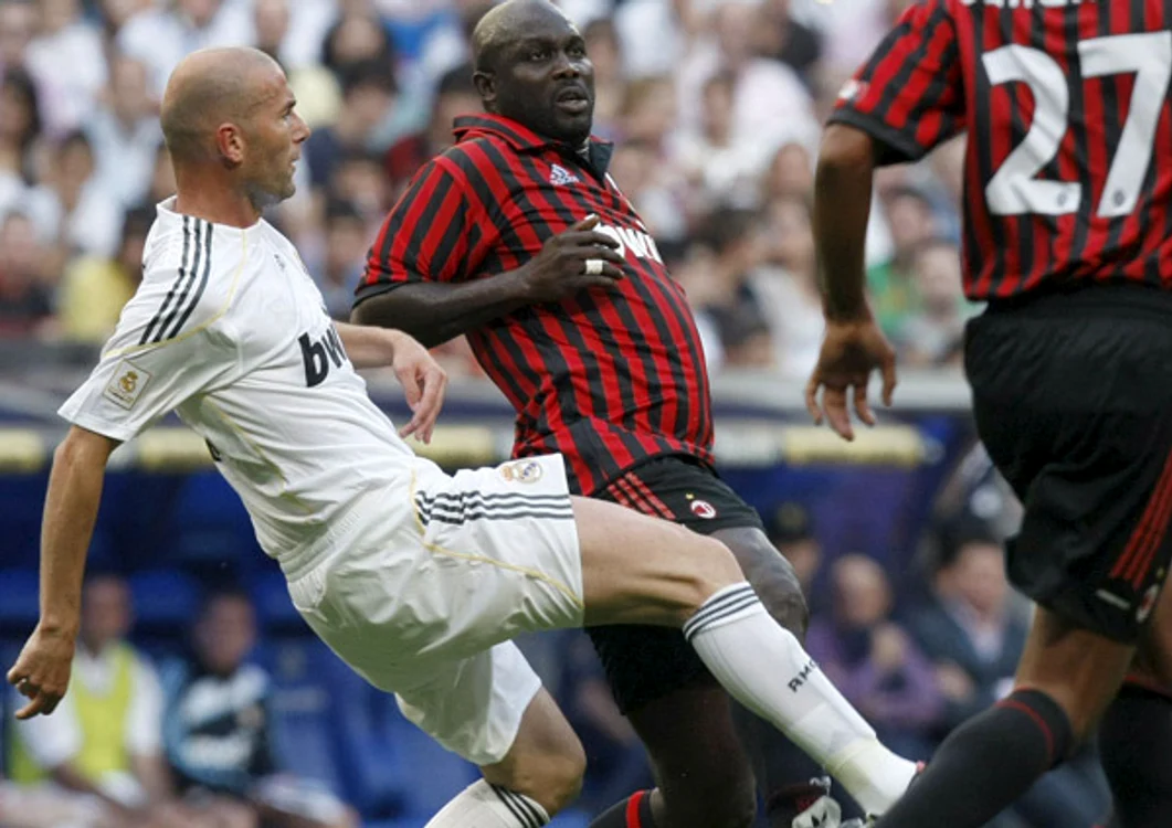 
    Zidane i-a încântat pe suporterii de pe Santiago Bernabeu cu execuţiile sale  
