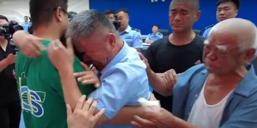 Un tată şi-a găsit fiul răpit după ce l-a căutat 24 de ani foto captura video 