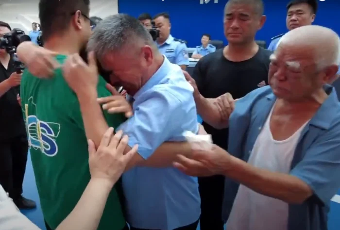 O televiziune chineză a prezentat marţi imagini cu emoţionanta revedere a părinţilor cu fiul lor. Foto: Captură video