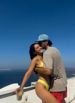 Alexia Eram e în Santorini