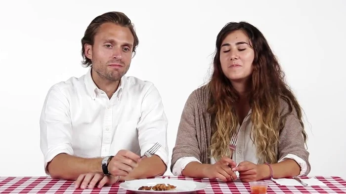 
    Prima dată când au gustat, participanţii au fost puţin speriaţi  