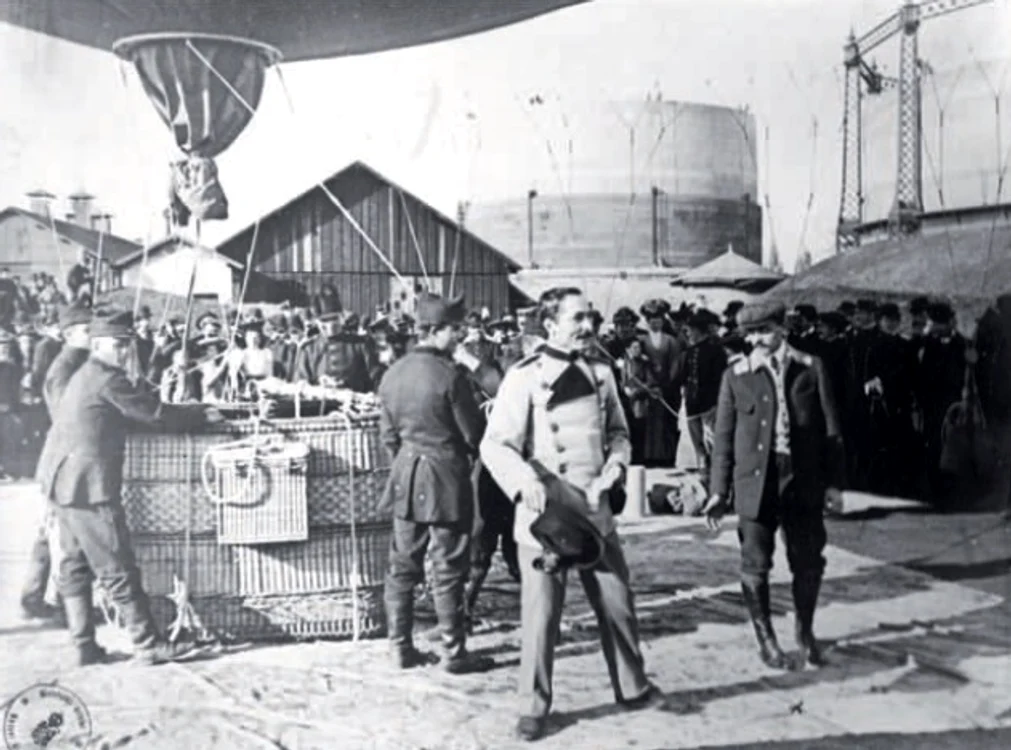 Principele George Valentin Bibescu lângă balonul „România”