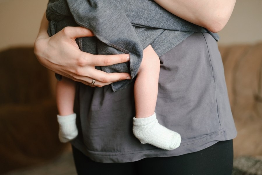 Un bebeluș a fost negociat de două familii și vândut ca o marfă, în Gorj. Cazul este anchetat de DIICOT 