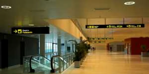 Aeroportul Central este mai mereu pustiu Foto: absolutciudadreal.com