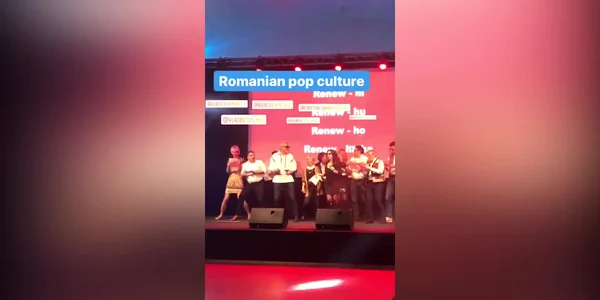 Dacian Cioloş şi Dragoş Pâslaru, îmbrăcaţi în costum popular, dansând pe melodia „Mai ya hee, mai ya huu“