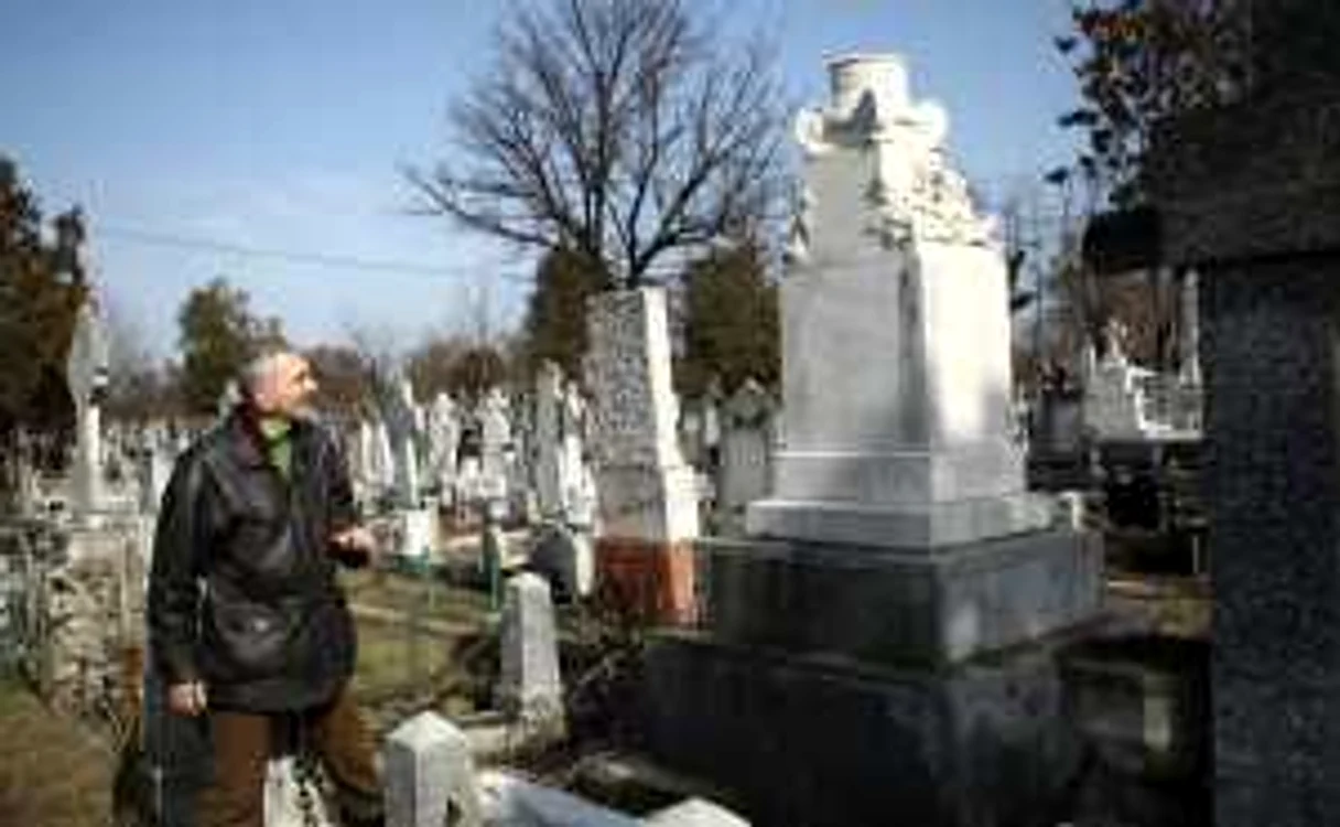 Foarte multe morminte din cimitir au fost vandalizate în urma furturilor ornamentelor metalice