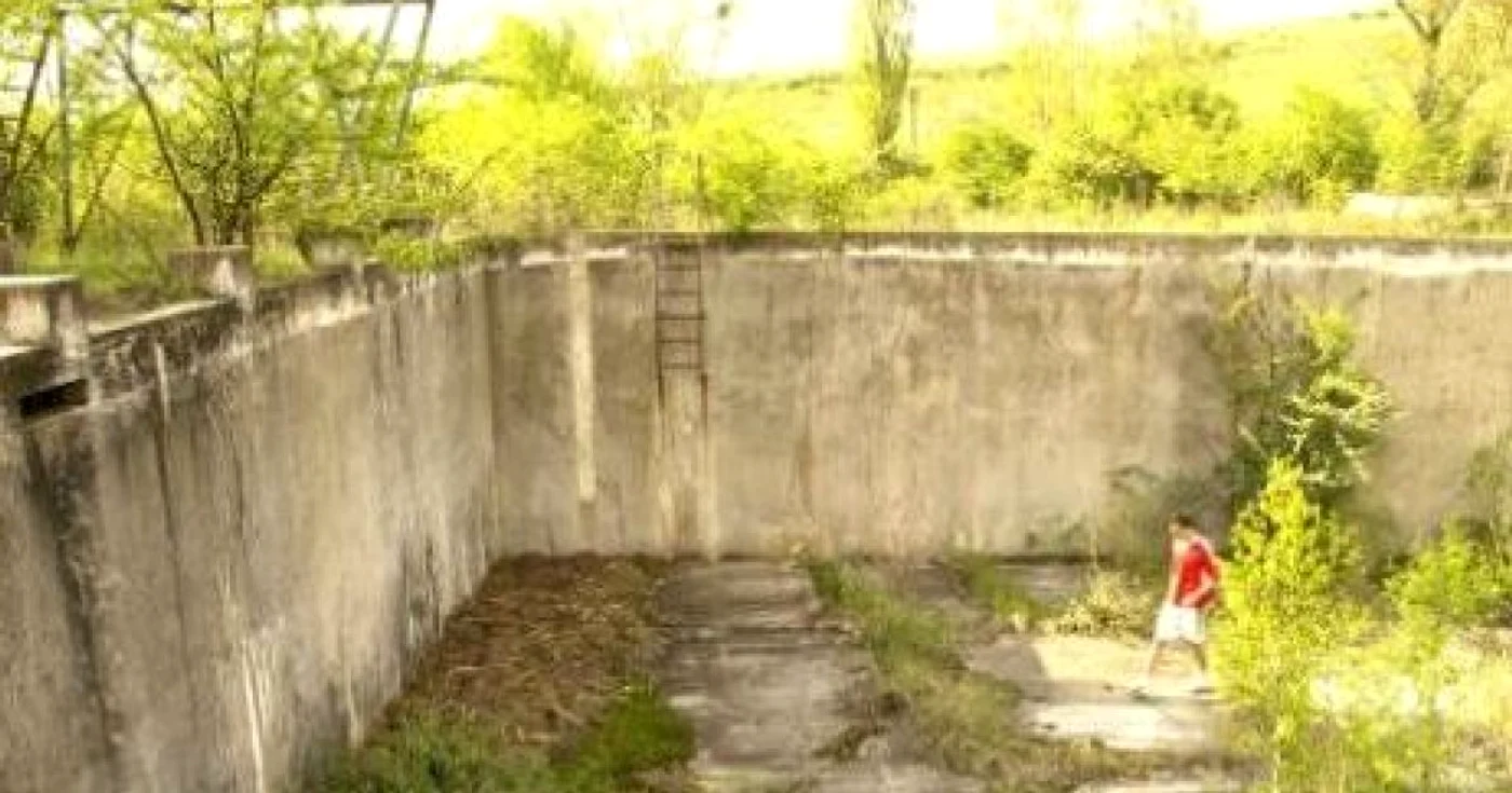 Ruinele ştrandului din Hunedoara arată cum sunt promovate zonele de agrement din localitate.