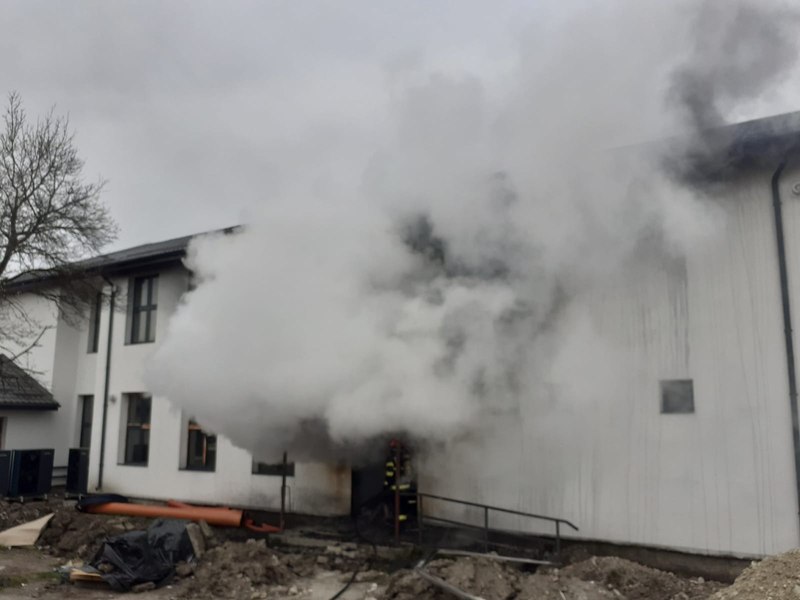 Incendiu izbucnit la o şcoală aflată în renovare din județul Vâlcea. Un muncitor a suferit arsuri la nivelul feței