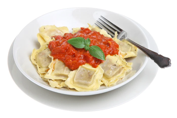 
    Ravioli cu sos de roşii  