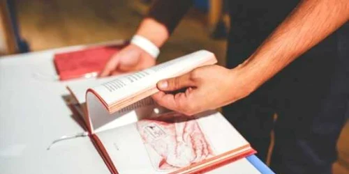 Un bărbat a găsit o carte într-o bibliotecă din Florida