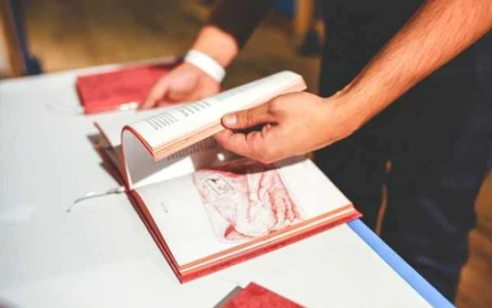 A găsit o carte cu numele unei femei. A căutat-o şi i-a scris. Ce s-a întâmplat când s-au întâlnit