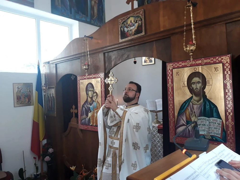 Pe afișul electoral, edilul Ion Aliman e încadrat de doi fruntași liberali