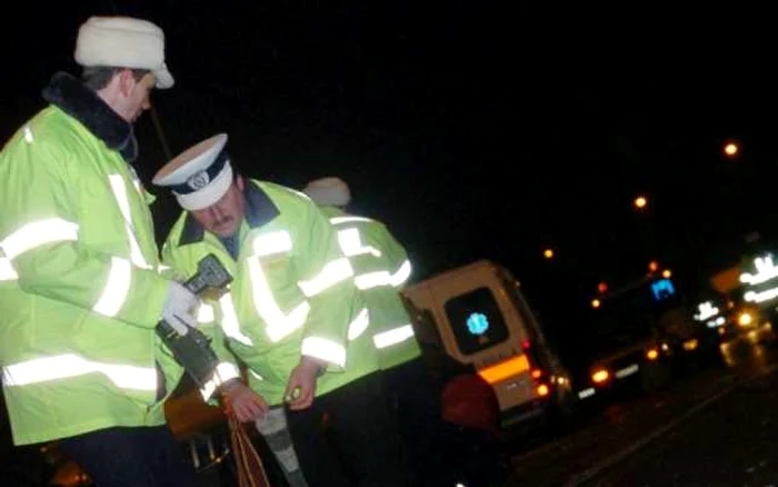 Poliţiştii au stabilit că şoferul avea o concentraţie alcoolică de 0,86 mg/l alcool pur în aerul expirat FOTO: Arhivă
