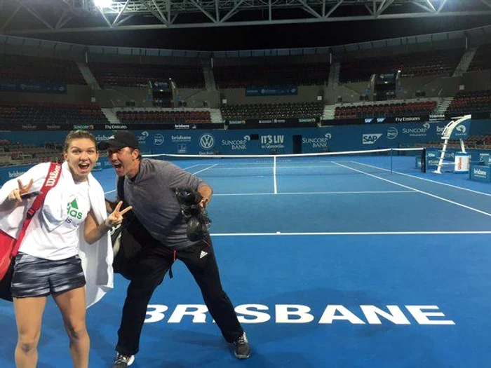 
    Simona Halep, alaturi de antrenorul Darren Cahill, la BrisbaneFoto: Facebook  