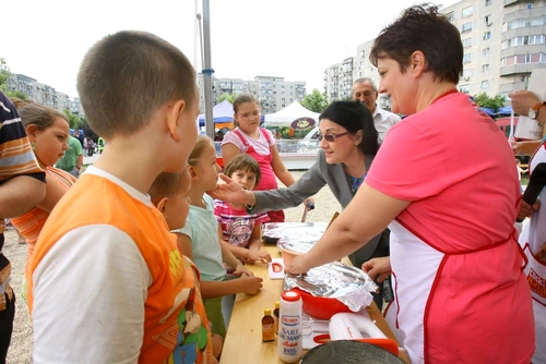 Mariana şi Ecaterina Andronescu, alături de copii jpeg