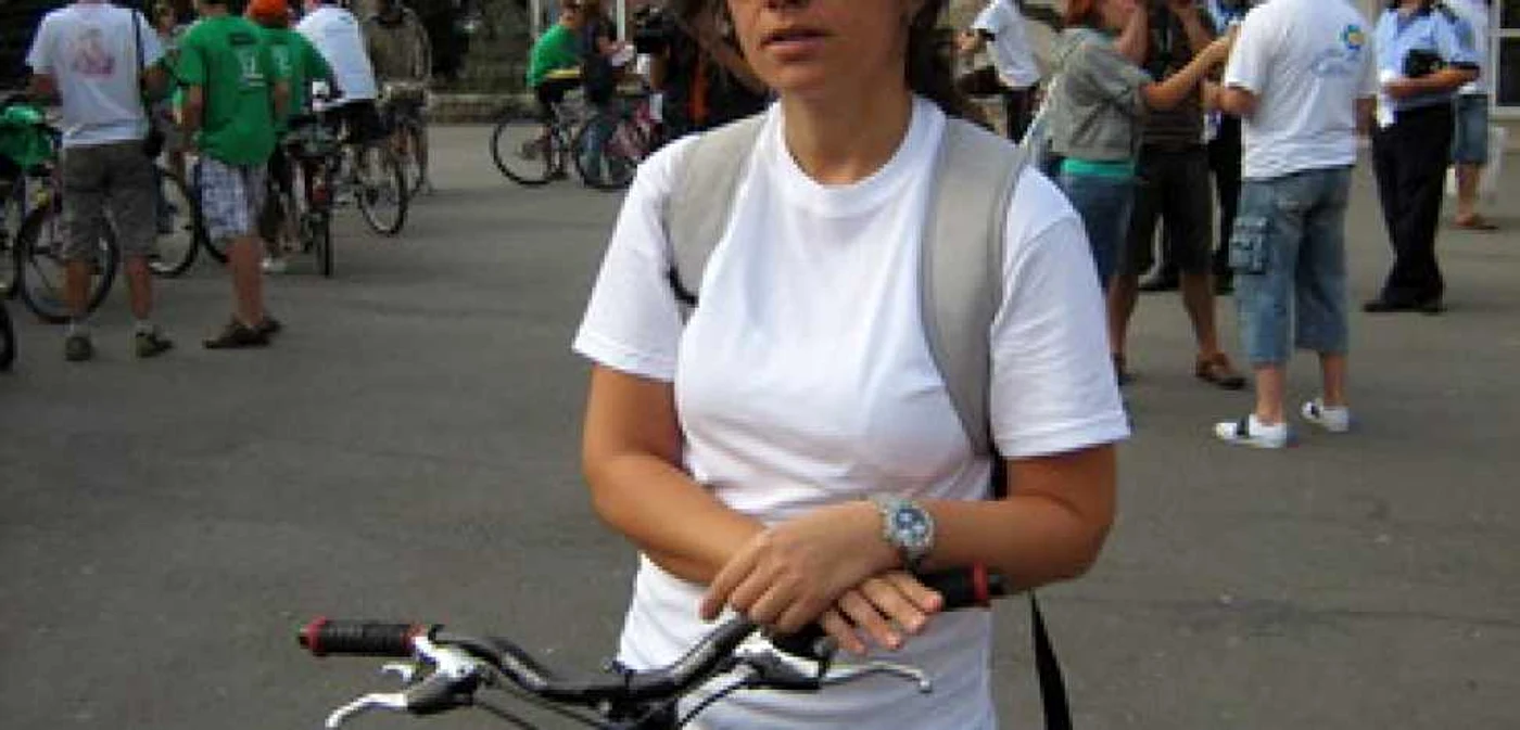 Oradea: CAMPANIE/Sportivul zilei/Andreea Sava: Pistele pentru bicicliști sunt absolut necesare cu traficul ăsta