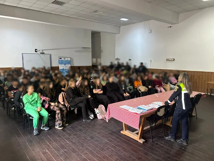 Elevii pun foarte multe întrebări în întâlnirile cu polițiștii FOTO: IPJ Olt