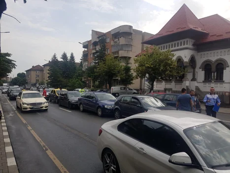 Carambol în Râmnicu Vâlcea cu cinci autoturisme Foto Adevărul 