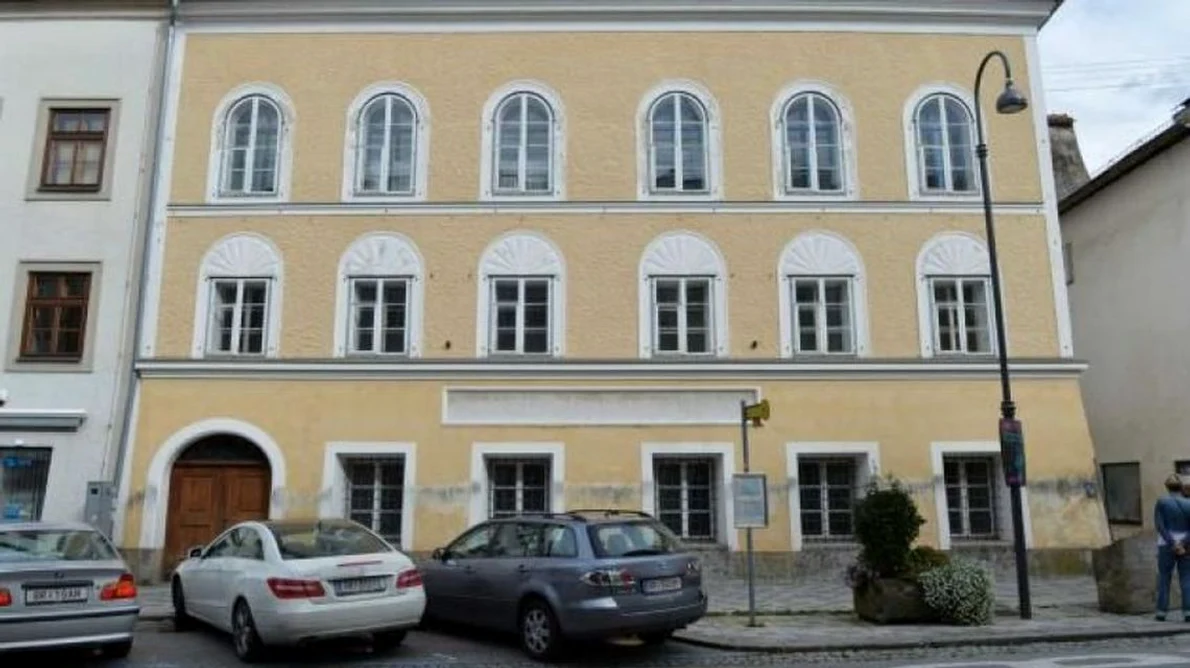 Un parlamentar rus vrea să cumpere casa în care s a născut Hitler jpeg