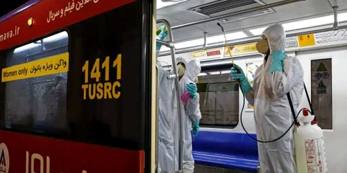Muncitori din Teheran dezinfectează metrourile în contextul epidemiei de coronavirus din Iran FOTO EPA-EFE