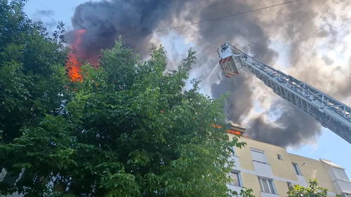 Incendiu la un bloc din Piatra Neamț FOTO: ISU
