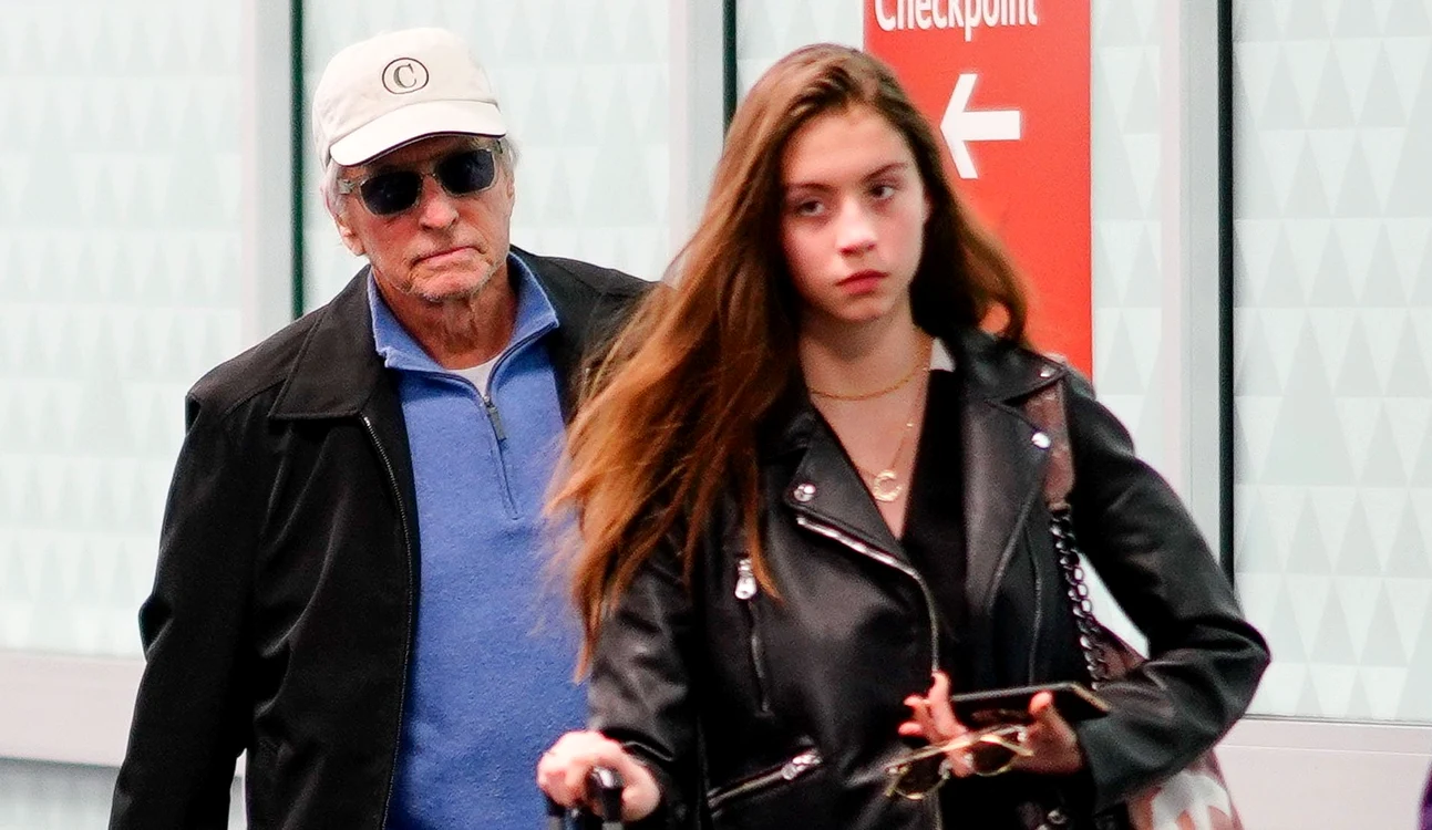 
    Carys a fost fotografiată alături de tatăl ei în aeroportfoto: profimedia  