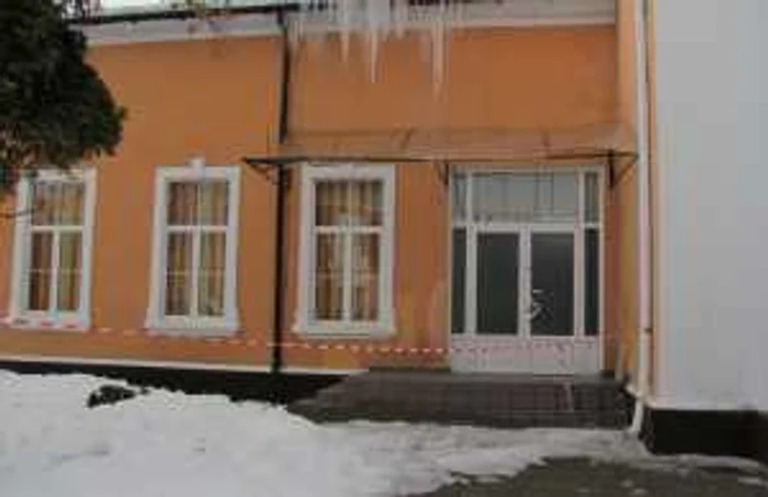 Ţurţuri pe Casa de Cultură a Studenţilor din Alba Iulia