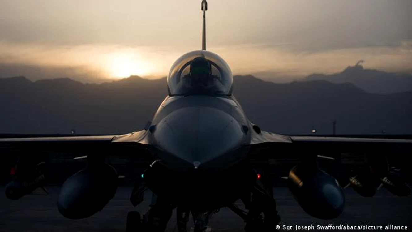 Un avion de luptă F-16 al armatei americane