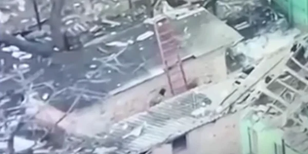 Momentul în care trei mercenari ruși își bat comandantul grav rănit  Foto Captură video YouTube jpg