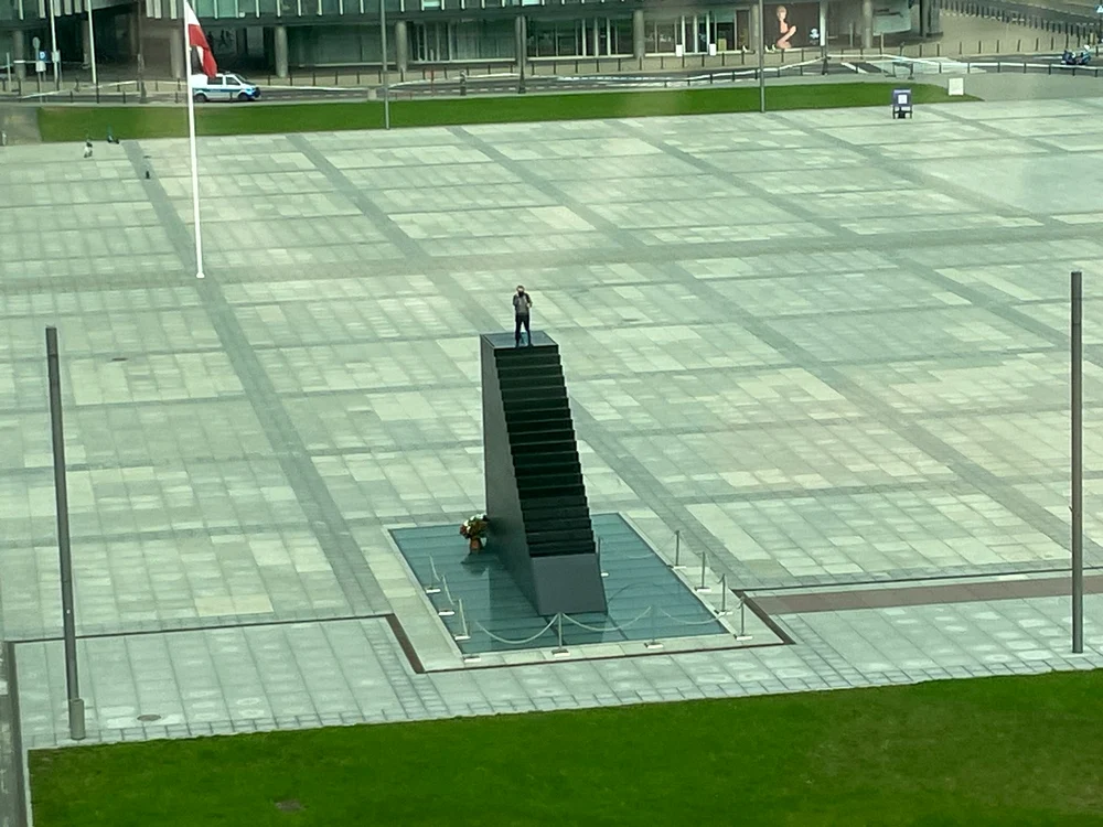 Un barbat ameninta ca se arunca in aer in piata centrala din Varsovia FOTO Sarah Rainsford via Twitter jpg