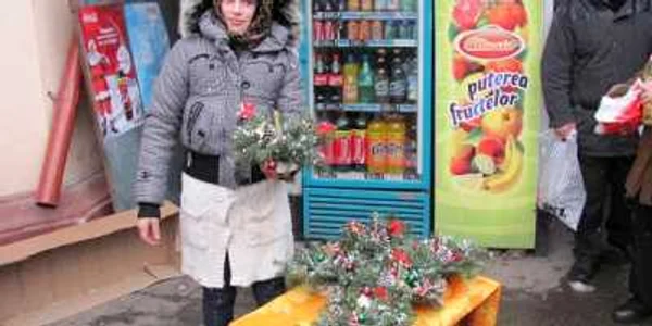 Tinerii fac ornamente pe care le vând în pieţe