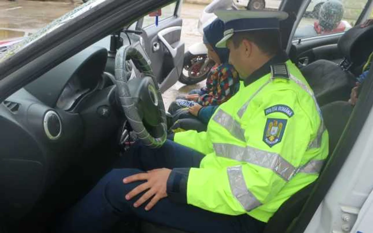 Copiii, alături de poliţiştii rutieri FOTO IPJ Călăraşi