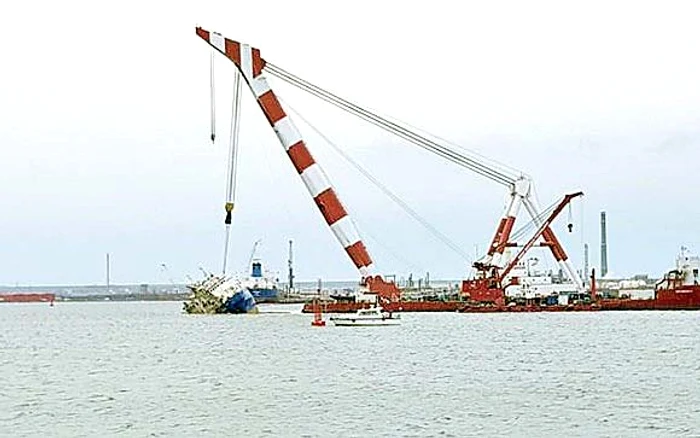 Operaţiunea de scoatere a epavei a fost complexă
