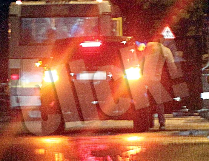 Iubitul sportivei  s-a urcat rapid  la ea în maşină